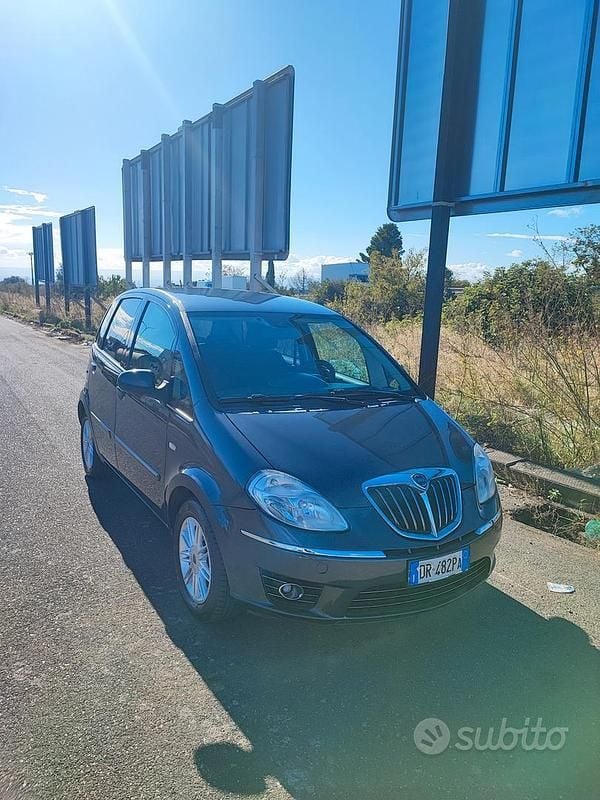 Usata Lancia Musa 90 CV (66 kW) 2009 Grigio Monovolume