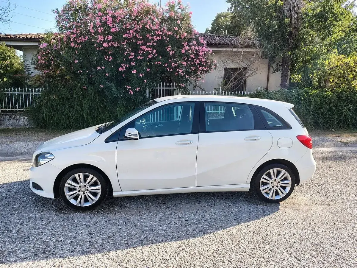 Usata Mercedes B180 Premium 109 CV (80 kW) 2014 Bianco Utilitaria