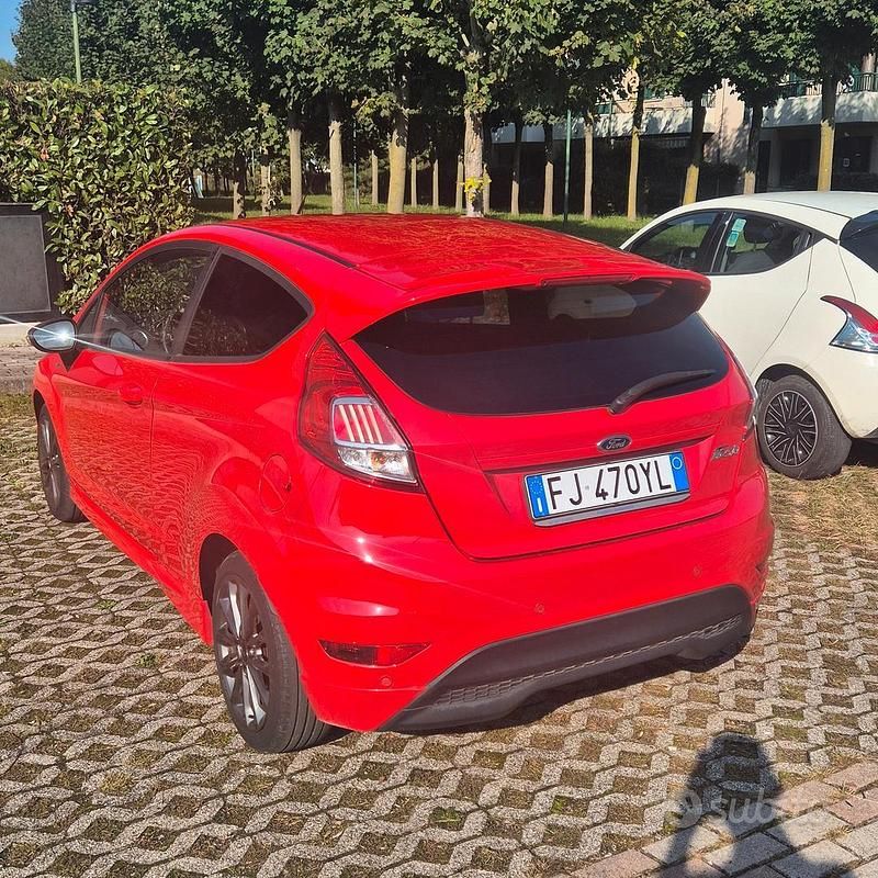 Usata Ford Fiesta ST-Line 75 CV (55 kW) 2017 Rosso Utilitaria