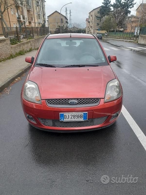 Usata Ford Fiesta 49 CV (36 kW) 2006 Rosso Berlina