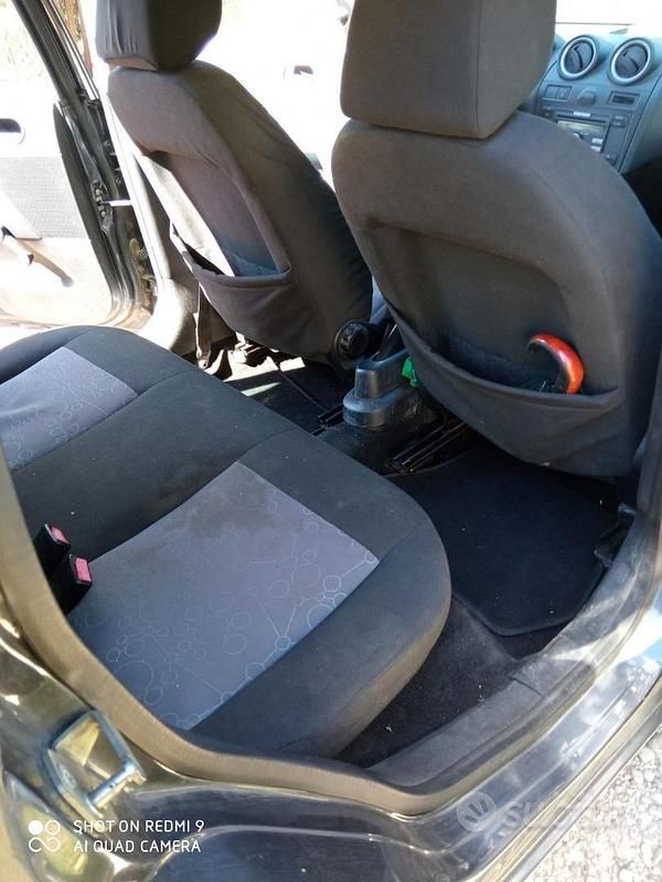 Usata Ford Fiesta 73 CV (53 kW) 2007 Grigio Utilitaria