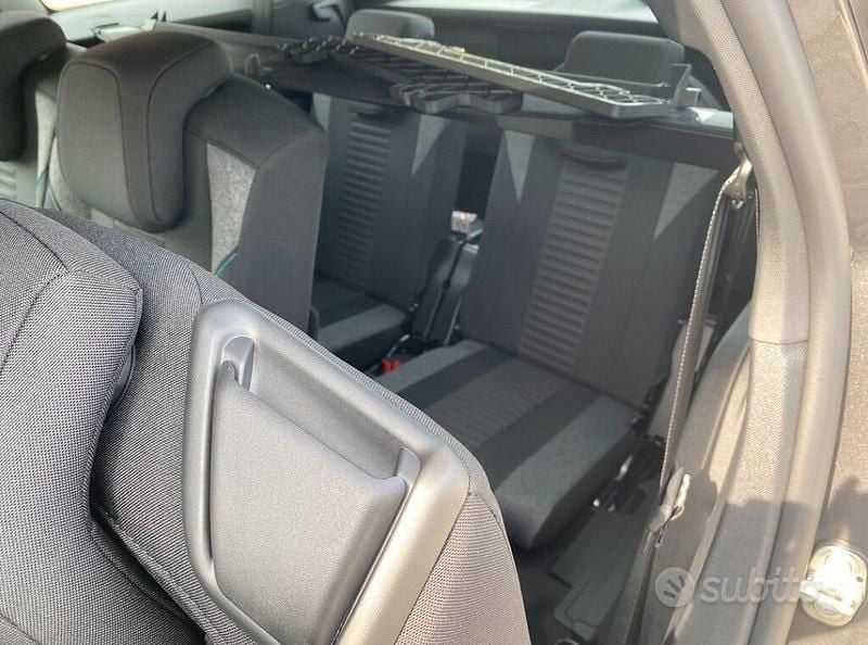 Usata Peugeot 5008 Active 130 CV (95 kW) 2023 Grigio SUV