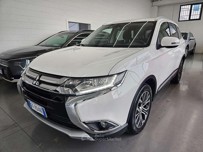 Usata Mitsubishi Outlander Instyle 150 CV (110 kW) 2016 Bianco perla SUV
