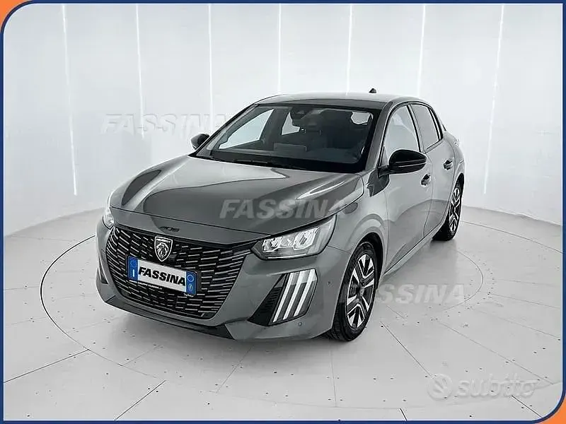 Usata Peugeot 208 Allure 101 CV (74 kW) 2025 Grigio Utilitaria