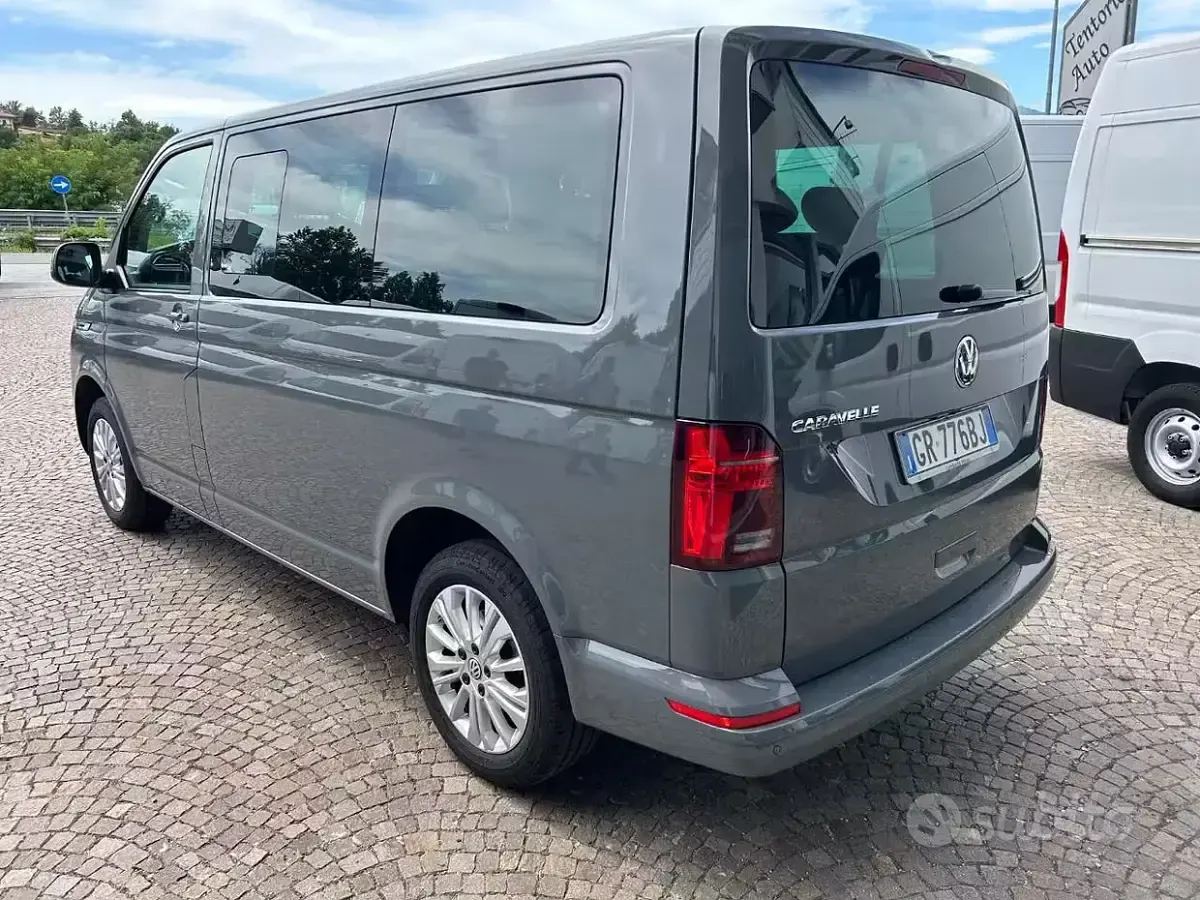 Usata VW Caravelle 150 CV (110 kW) 2023 Grigio scuro metallizzato Furgone