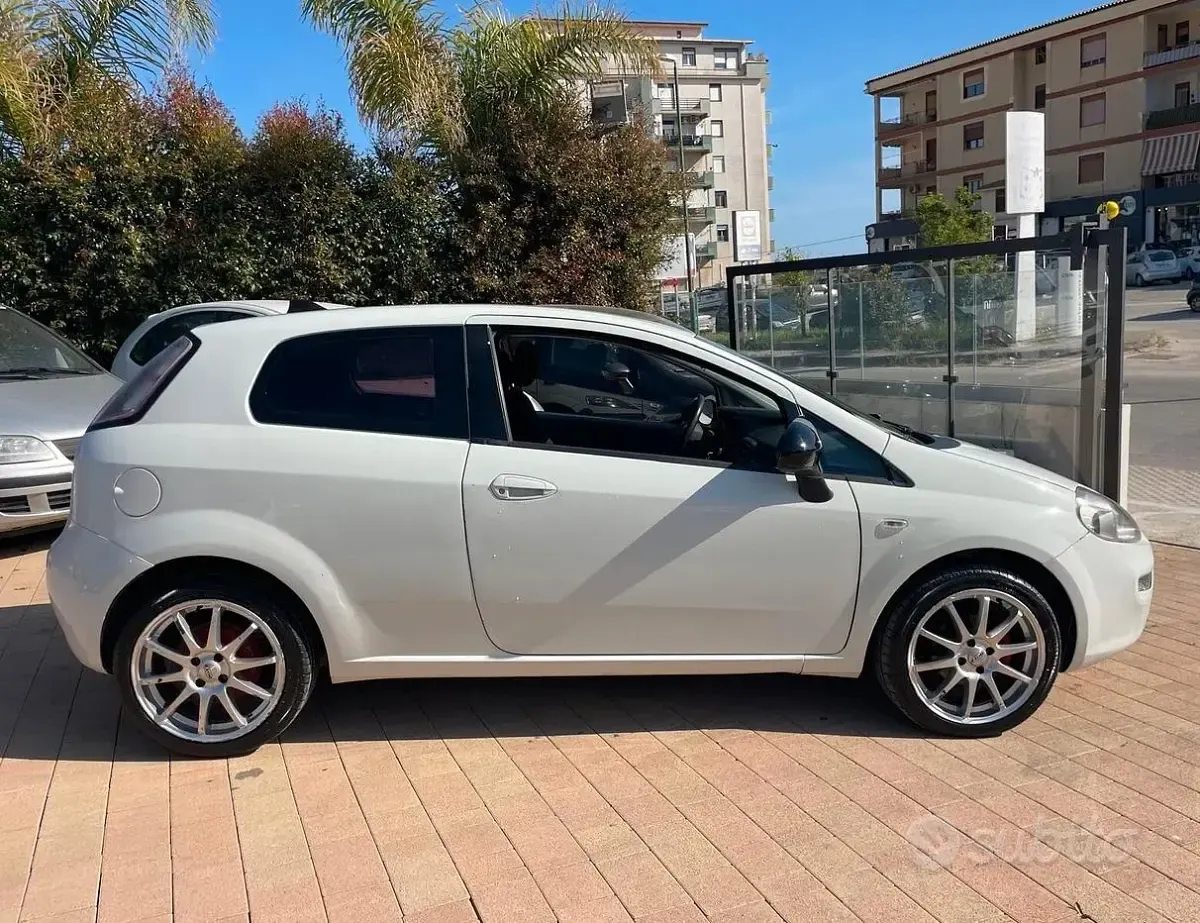 Usata Fiat Grande Punto Sport 75 CV (55 kW) 2012 Bianco Utilitaria