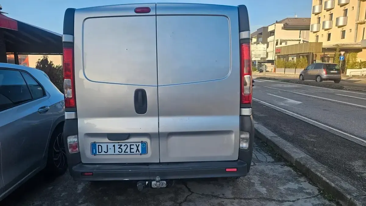 Usata Opel Vivaro 114 CV (83 kW) 2007 Argento Monovolume