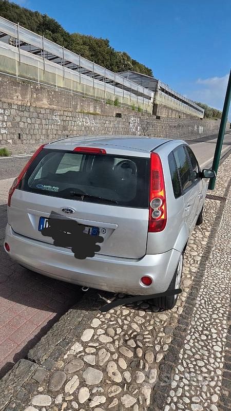 Usata Ford Fiesta 68 CV (50 kW) 2004 Berlina