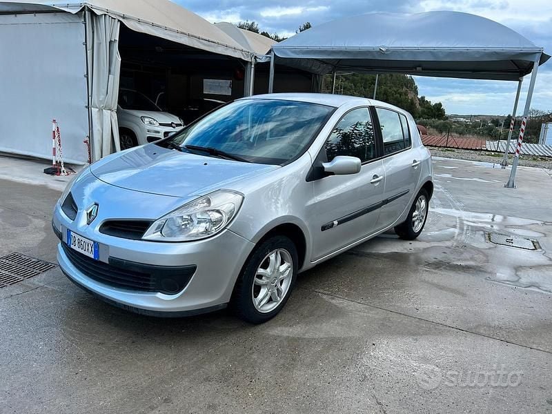 Usado Renault Clio II 2006 Gris Utilitario