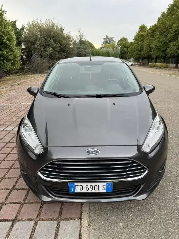 Usata Ford Fiesta 95 CV (69 kW) 2016 Grigio Utilitaria