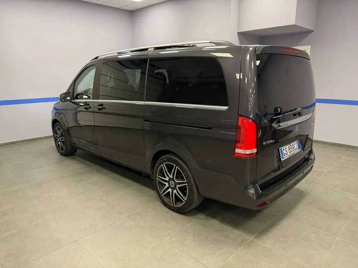 Usado Mercedes V300 Premium 239 CV (175 kW) 2024 Gris Monovolumen