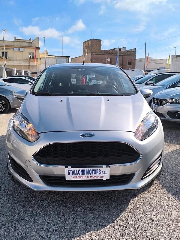 Usata Ford Fiesta 75 CV (55 kW) 2017 Argento Berlina