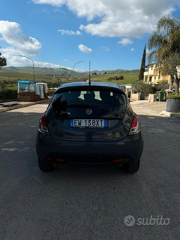 Usata Lancia Ypsilon 95 CV (69 kW) 2014 Grigio Utilitaria