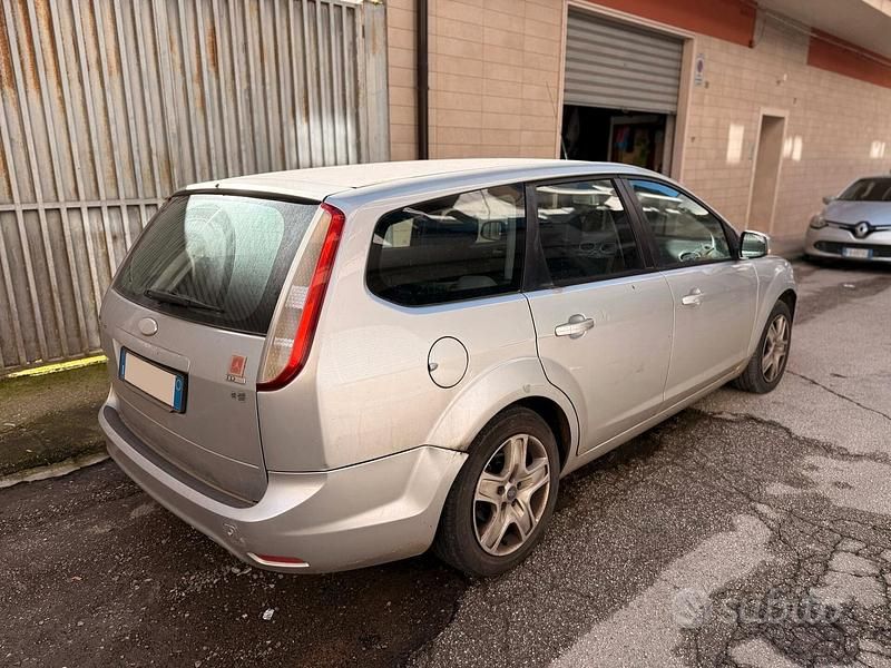 Begagnad Ford Focus 110 HK (80 kW) 2010 Grå Kombi