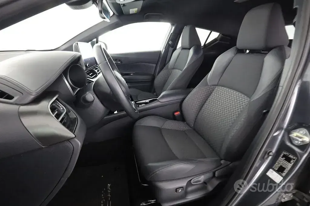 Usata Toyota C-HR 152 CV (111 kW) 2024 Dark grey SUV