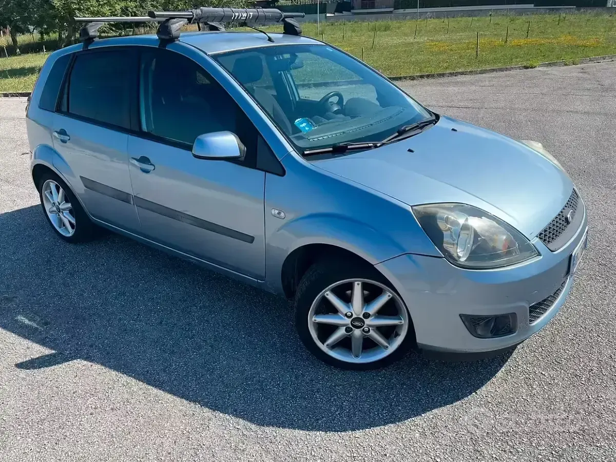 Usata Ford Fiesta 68 CV (50 kW) 2007 Bluazzurro Utilitaria