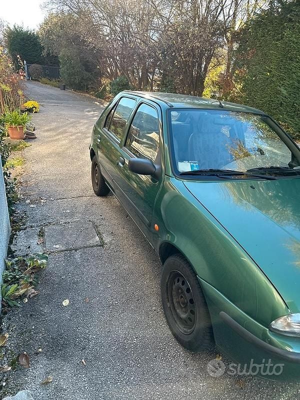 Usata Mazda 121 72 CV (52 kW) 1998 Verde Berlina