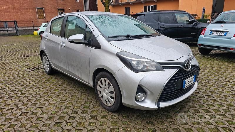 Usata Toyota Yaris Lounge 69 CV (50 kW) 2014 Grigio Utilitaria