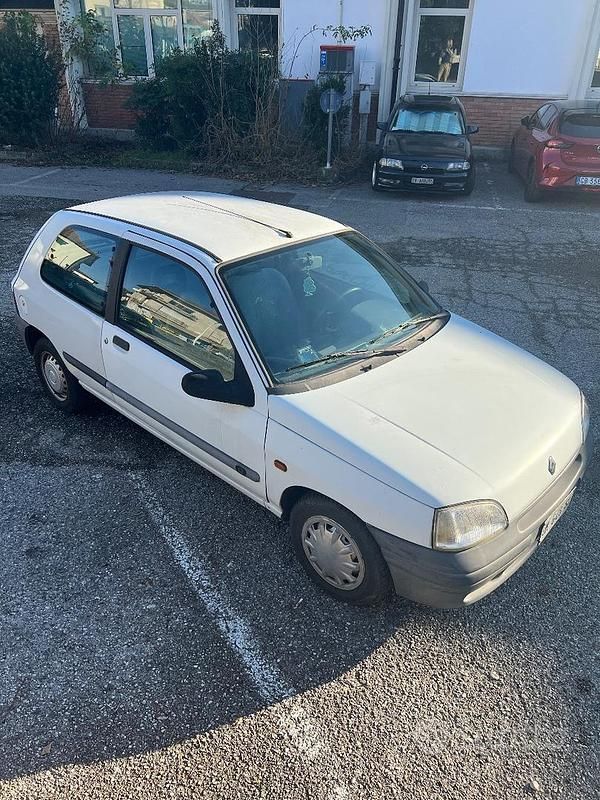 Bianco Usata 1996 Renault Clio Due volumi | 1500 € - Immagine 1/4