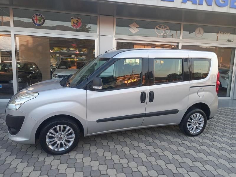 Usata Fiat Doblò Emotion 105 CV (77 kW) 2012 Argento Monovolume