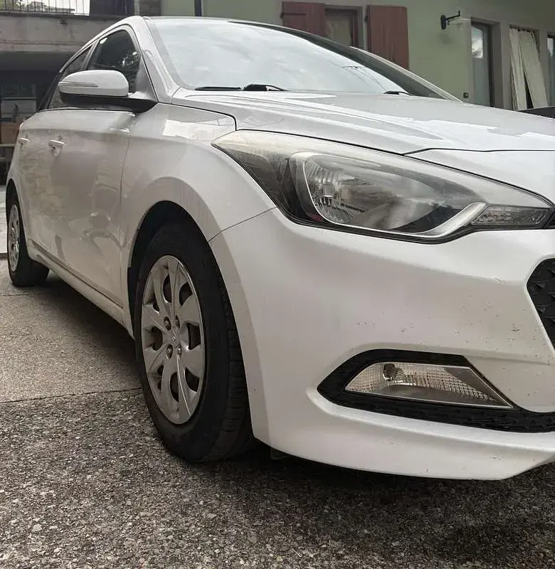 Usata Hyundai i20 Comfort 85 CV (62 kW) 2016 Bianco Utilitaria