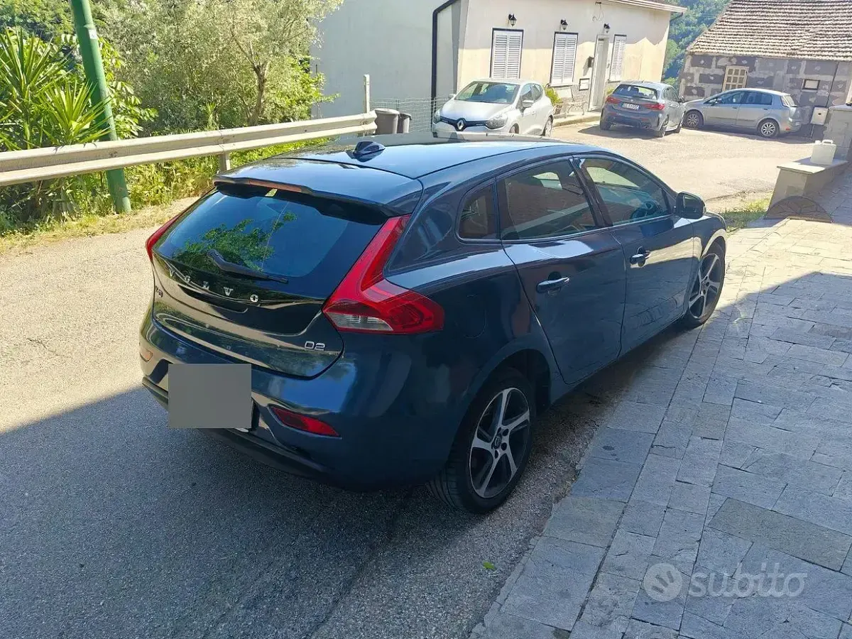 Usata Volvo V40 120 CV (88 kW) 2017 Bluazzurro Berlina