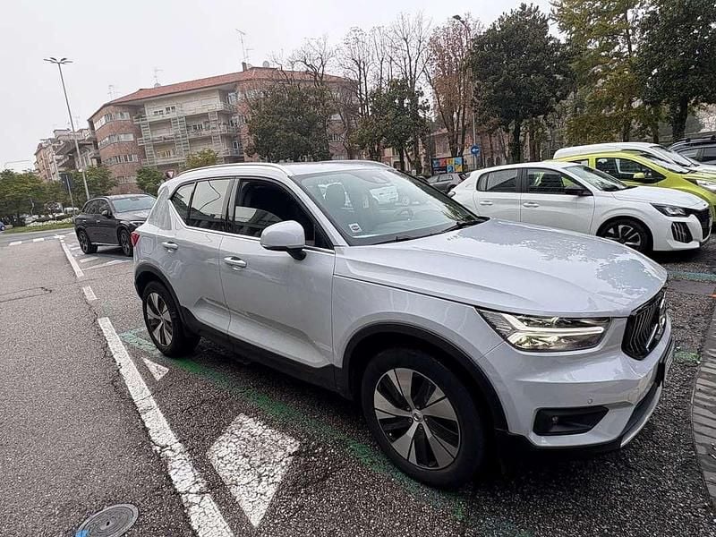 Usata Volvo XC40 Momentum 179 CV (131 kW) 2021 Argento SUV