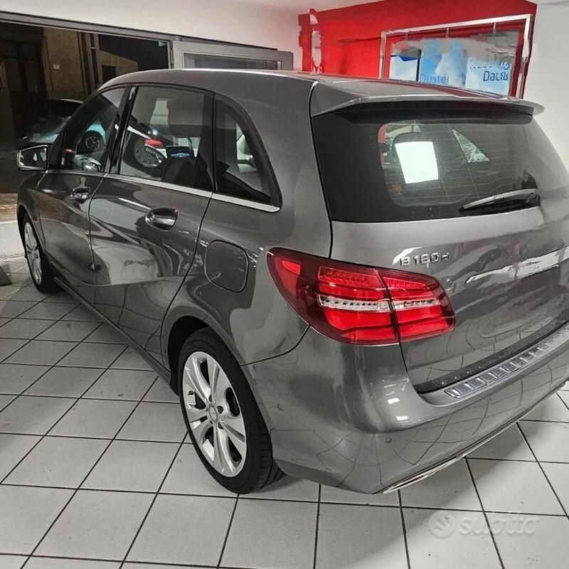 Usata Mercedes B180 Premium 109 CV (80 kW) 2017 Grigio Utilitaria