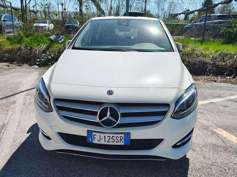 Usata Mercedes B180 109 CV (80 kW) 2017 Bianco Utilitaria