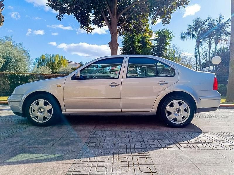 Usado VW Bora 116 CV (85 kW) 1999 Gris Berlina