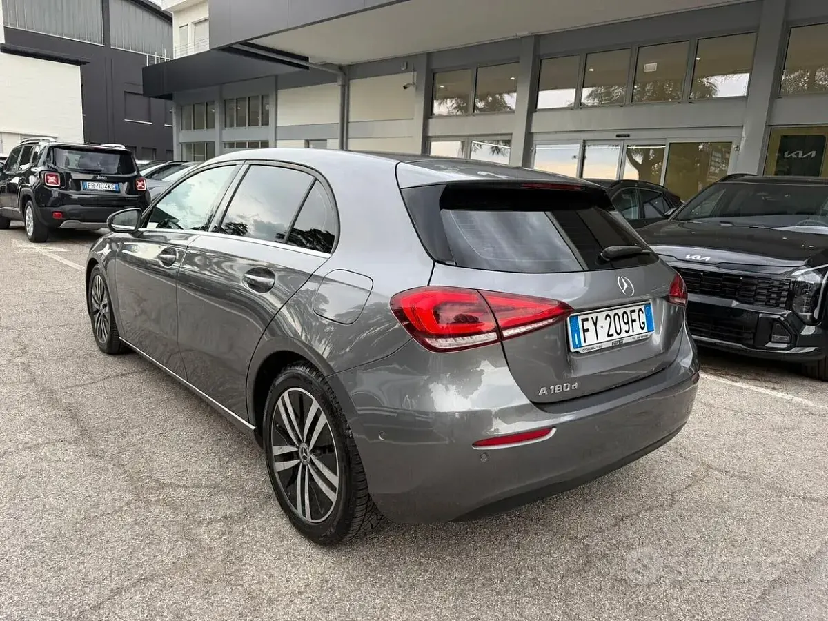 Usata Mercedes A180 116 CV (85 kW) 2019 Grigio Berlina