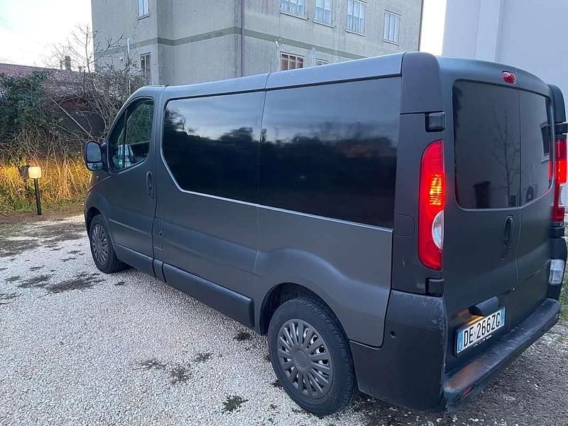 Usata Opel Vivaro 114 CV (83 kW) 2007 Grigio Monovolume
