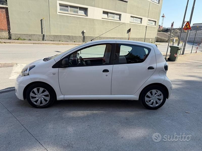 Usata Toyota Aygo 68 CV (50 kW) 2012 Bianco Utilitaria