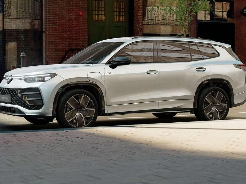 Nuova VW Tayron R-line Plus 272 CV (200 kW) 2026 Dolomite silver metallizzato SUV