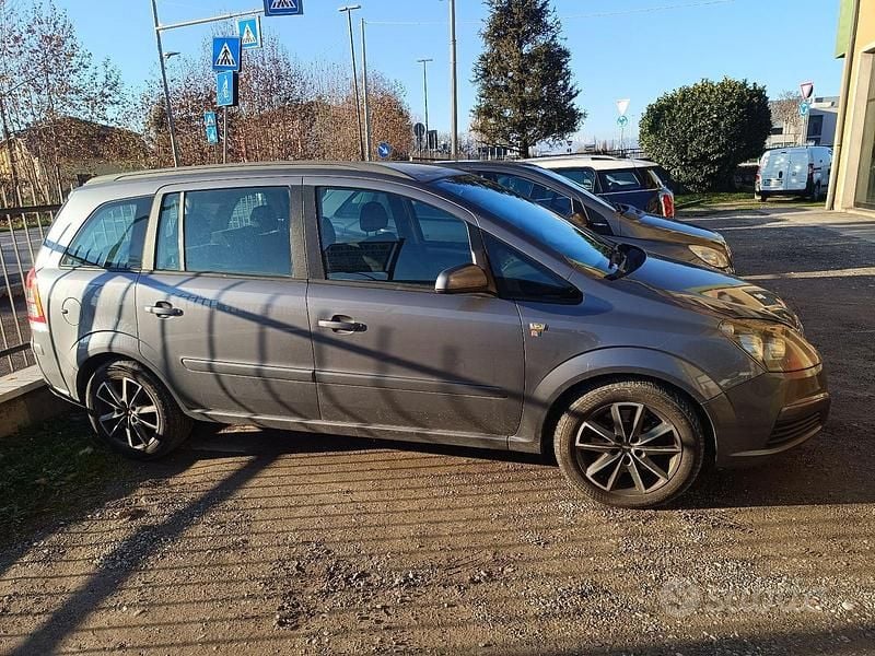 Usata Opel Zafira 101 CV (74 kW) 2006 Grigio Monovolume