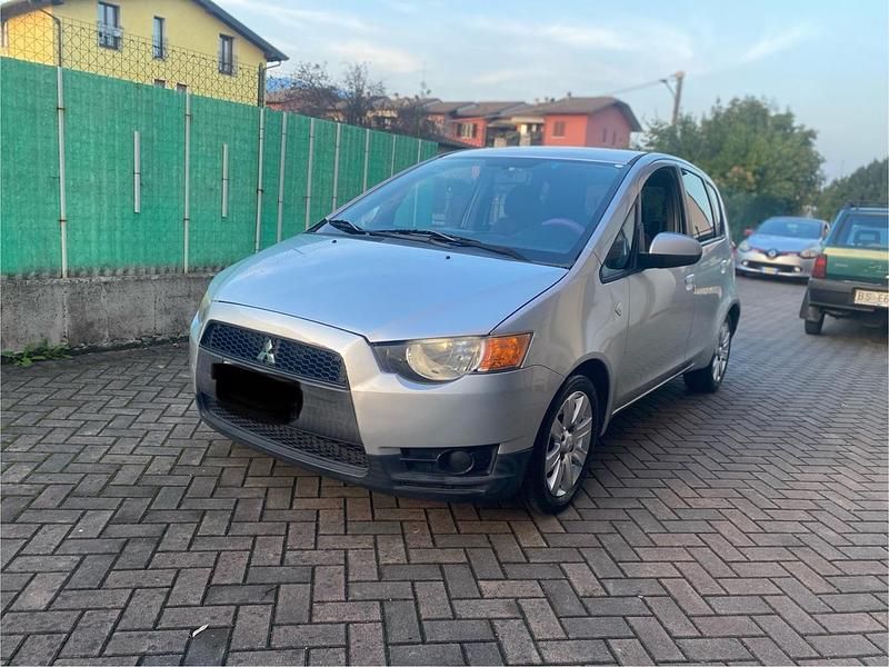 Argento Usata 2010 Mitsubishi Colt Inform Tre volumi | 2200 € (Buon prezzo) - Immagine 1/4
