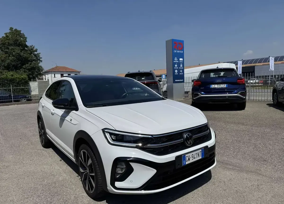 Usata VW Taigo R-line 116 CV (85 kW) 2024 Pure white tetto nero SUV