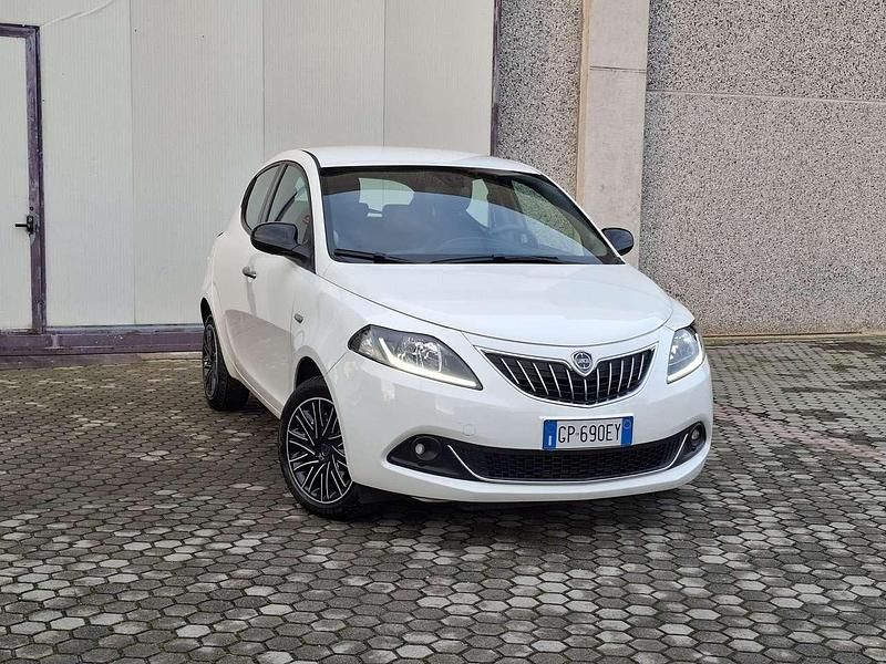 Usata Lancia Ypsilon Gold 69 CV (50 kW) 2023 Bianco Utilitaria