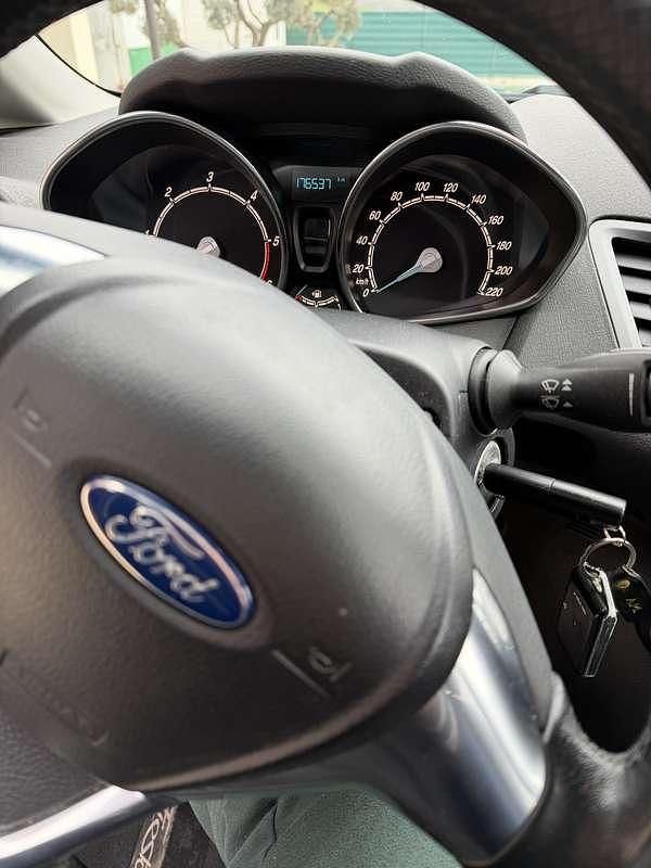 Usata Ford Fiesta Titanium 75 CV (55 kW) 2015 Grigio Berlina