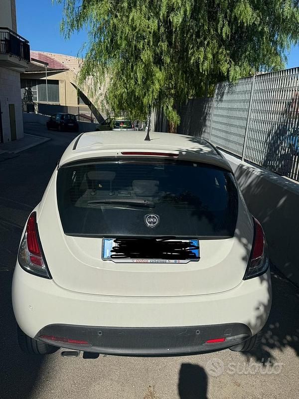 Usata Lancia Ypsilon 69 CV (50 kW) 2015 Bianco Utilitaria