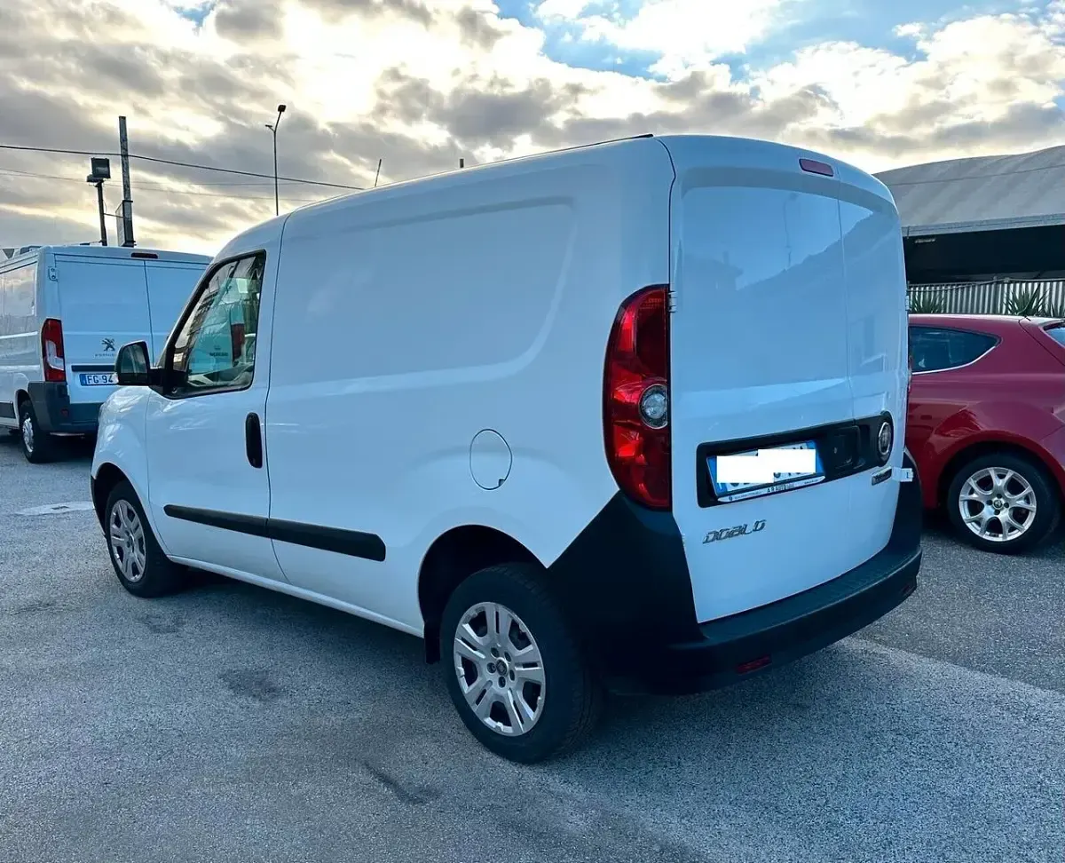 Usata Fiat Doblò Lounge 95 CV (69 kW) 2021 Bianco Monovolume