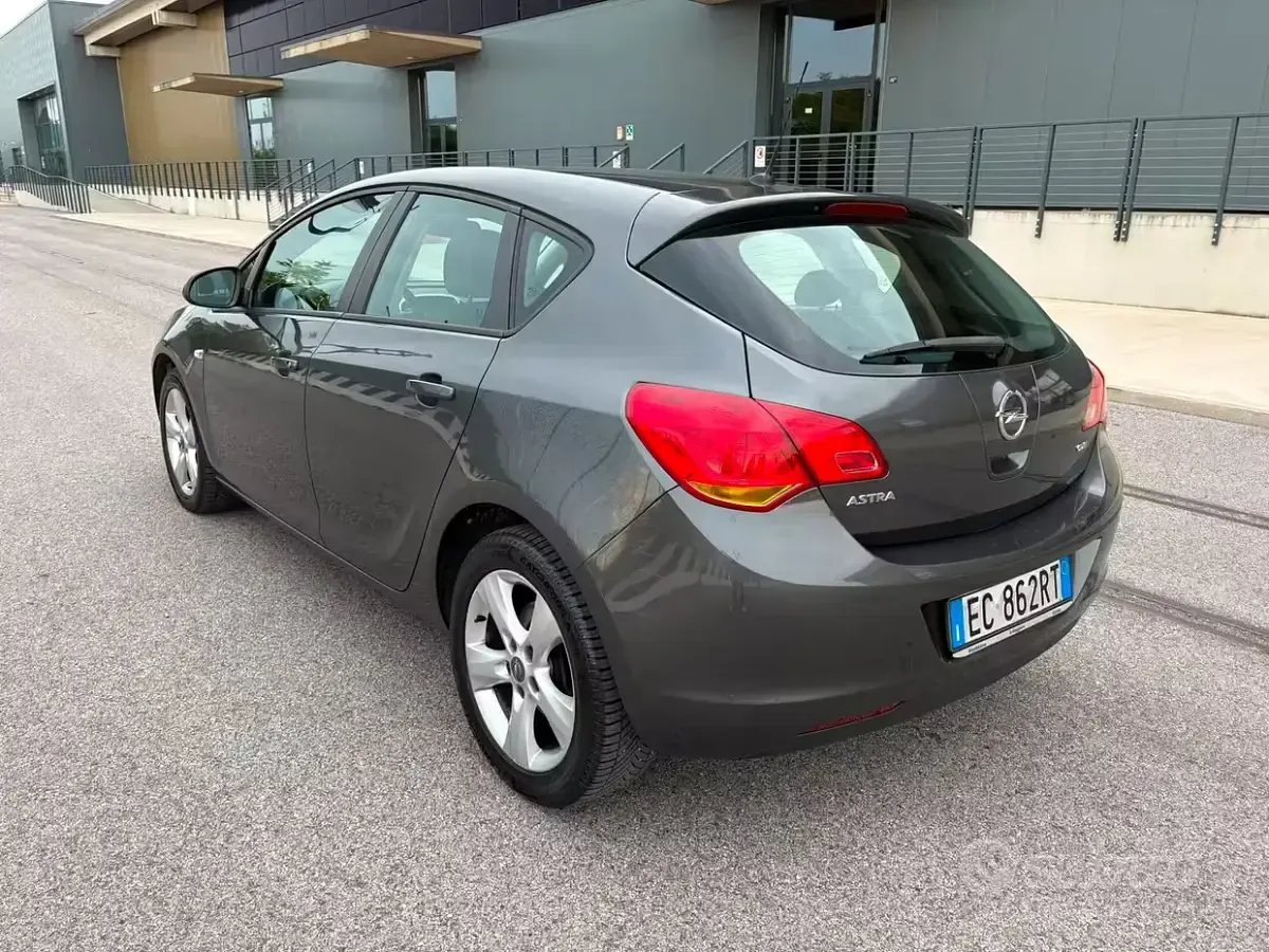 Usata Opel Astra Cosmo 110 CV (80 kW) 2010 Nero Berlina