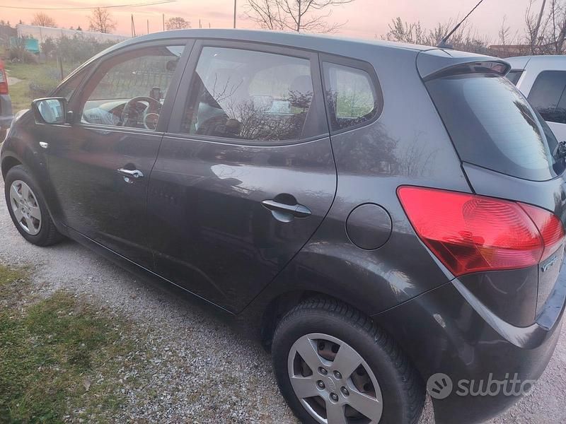 Usata Kia Venga Active 90 CV (66 kW) 2015 Grigio Utilitaria