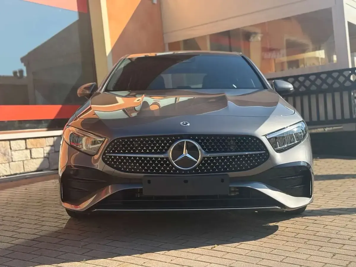 Usata Mercedes A200 AMG Line Premium 150 CV (110 kW) 2024 Grigio montagna Berlina
