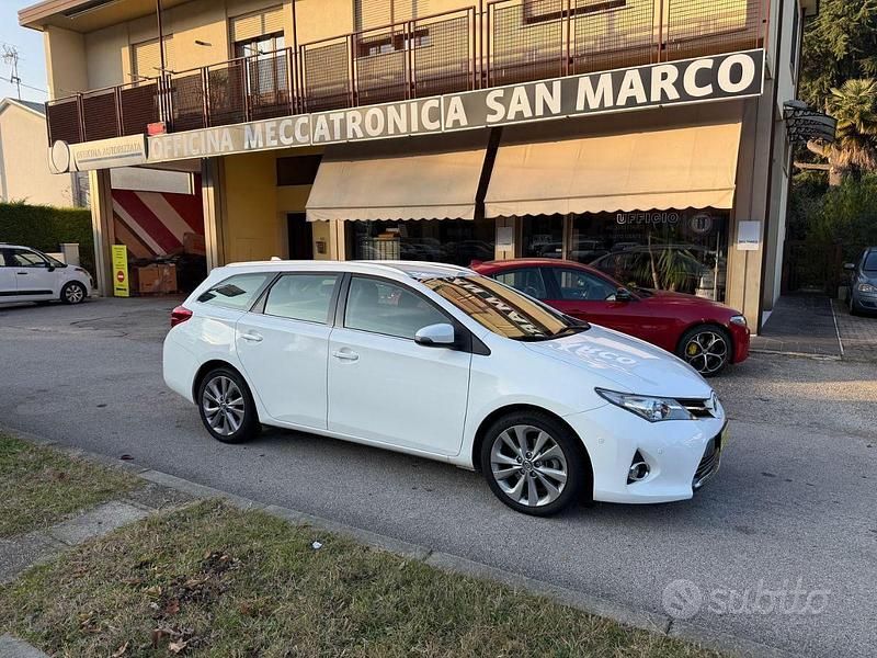 Bianco Usata 2013 Toyota Auris Hybrid Lounge Station wagon | 7900 € (Ottimo prezzo) - Immagine 1/4