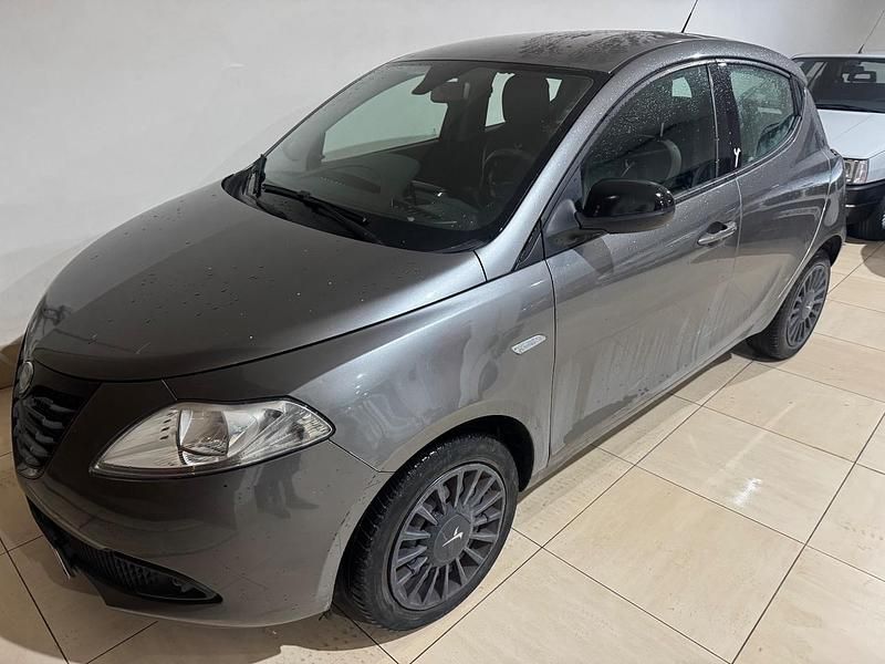 Grigio Usata 2015 Lancia Ypsilon Gold Due volumi | 7299 € (Cara) - Immagine 1/4