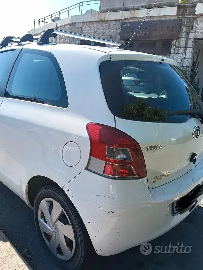 Usata Toyota Yaris 69 CV (50 kW) 2011 Bianco Utilitaria