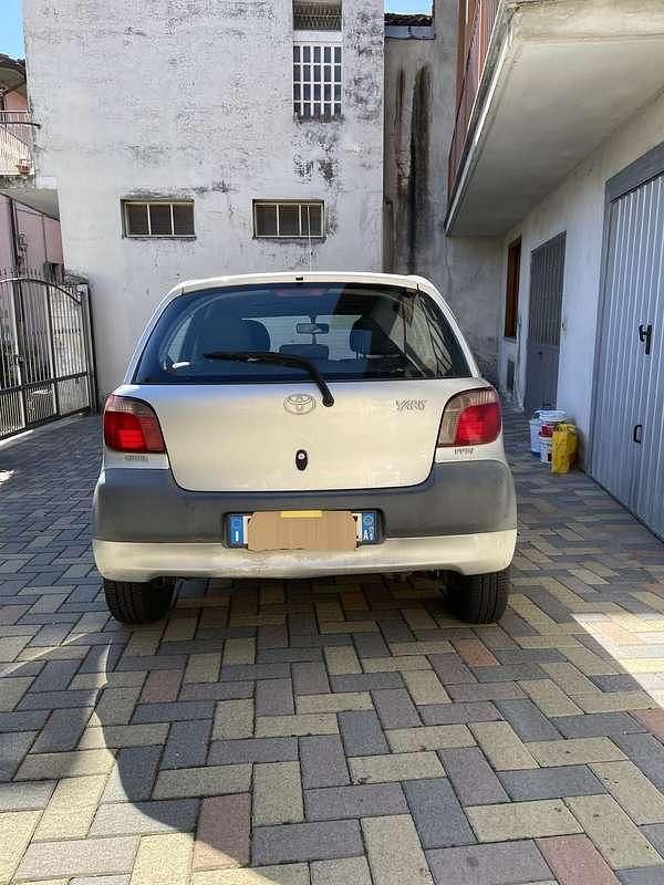 Usata Toyota Yaris 68 CV (50 kW) 2002 Argento Berlina