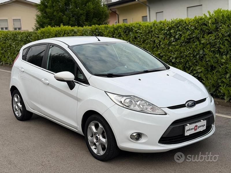 Usata Ford Fiesta 96 CV (70 kW) 2010 Bianco Berlina