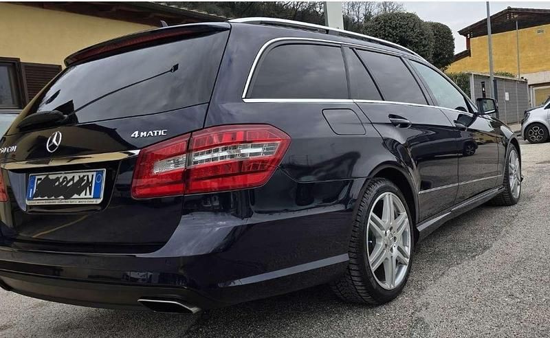 Usata Mercedes E350 Avantgarde 265 CV (194 kW) 2011 Blu/azzurro Station wagon